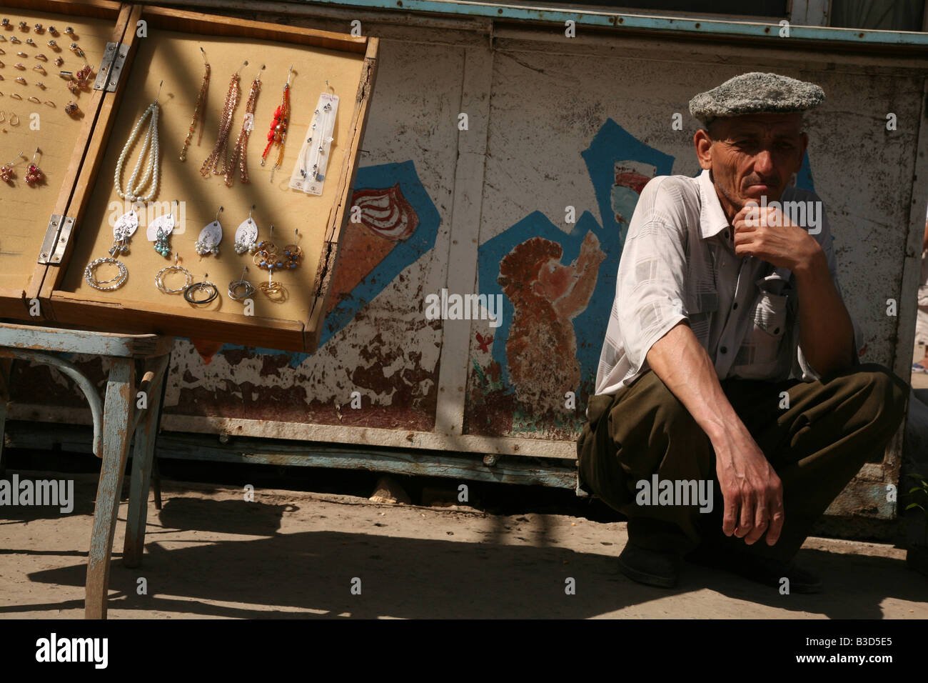 Anbieter verkaufen Modeschmuck auf dem Großmarkt in Urgentsch, Usbekistan Stockfoto