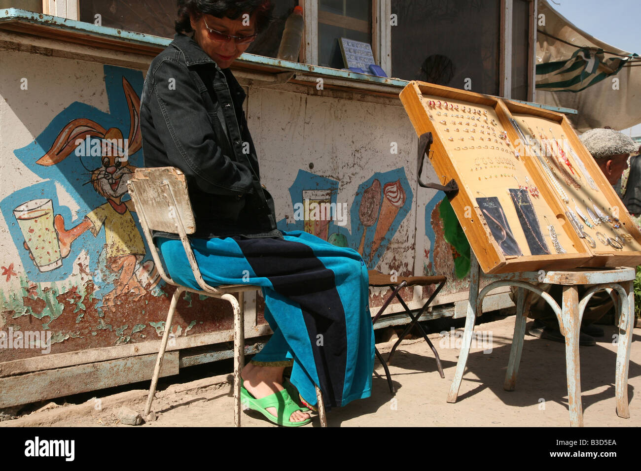 Anbieter verkaufen Modeschmuck auf dem Großmarkt in Urgentsch, Usbekistan Stockfoto