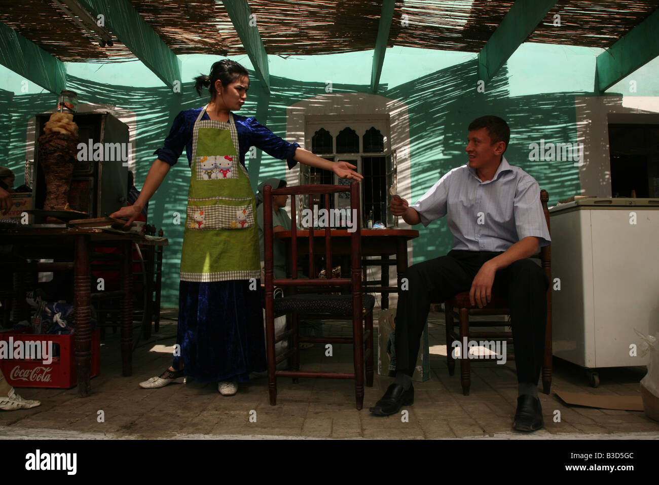 Usbekische Frau Vorbereitung Shawarma in einer Chaikhana, einem orientalischen Teehaus auf dem Großmarkt in Urgentsch, Usbekistan Stockfoto
