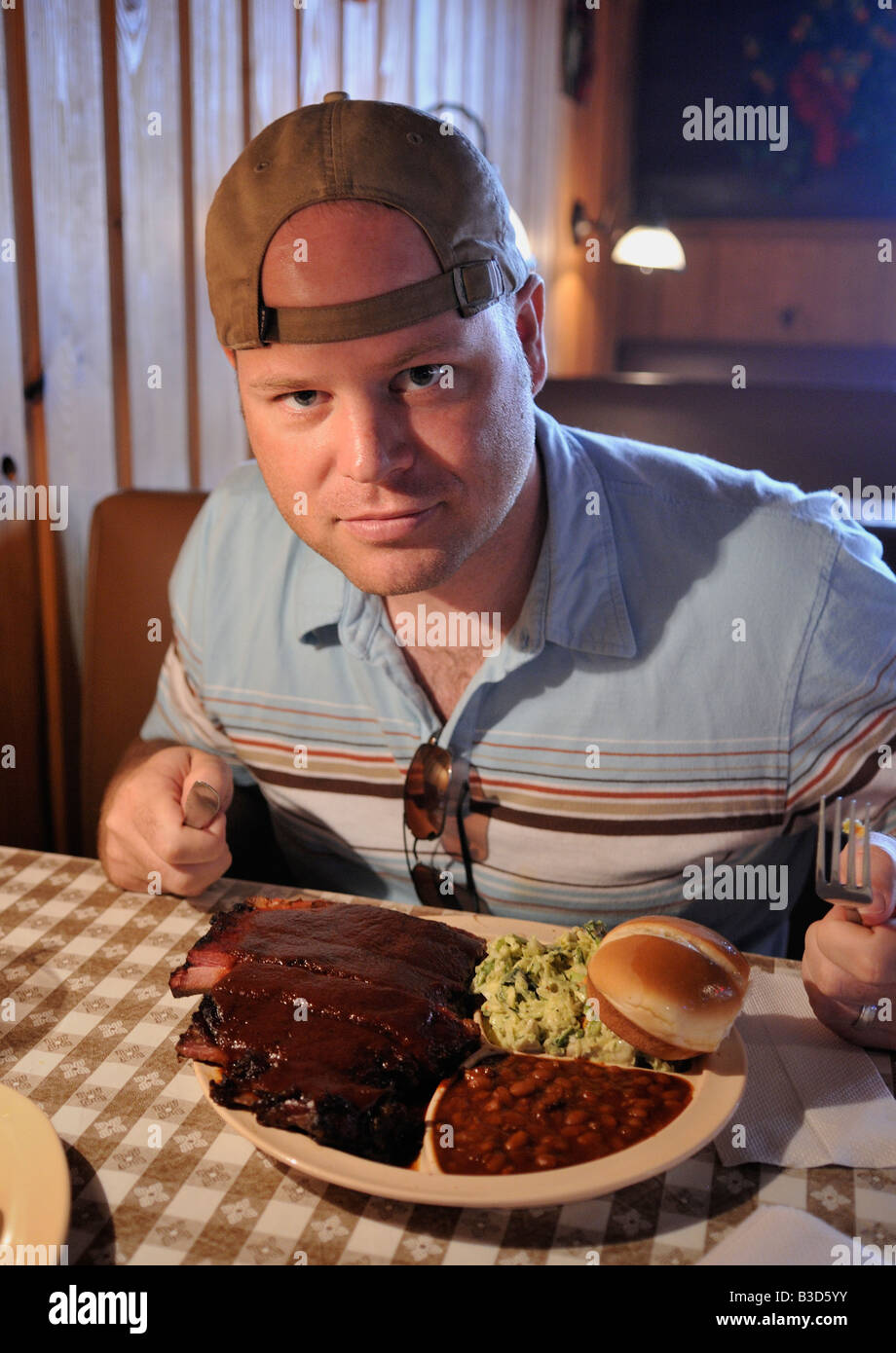 Ein Mann bereitet zu gegrillten Rippchen, gebackene Bohnen, Essen und Krautsalat am Neely ist Bar-B-Que Restaurant in Memphis, Tennessee, USA. Stockfoto