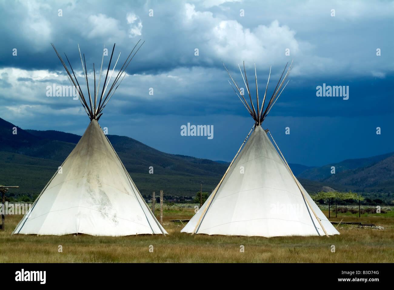 zwei Zelte in einem pow wow Taos New Mexico Usa native America Kultur Traum Träume Meditation Stockfoto