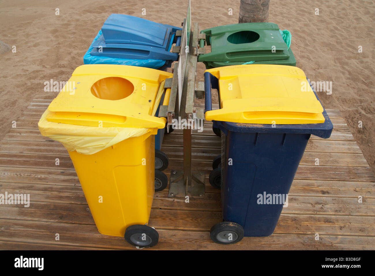 Wheelie-Kästen für Kunststoff, Glas, Papier und allgemeinen Müll am Strand auf Gran Canaria auf den Kanarischen Inseln Stockfoto