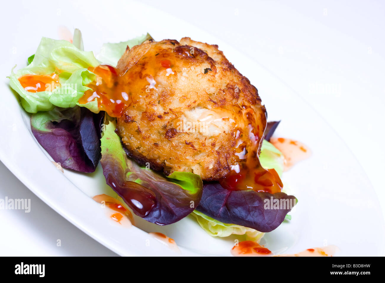 Frische Krabben Kuchen Salat mit süßer Chilisauce Stockfoto