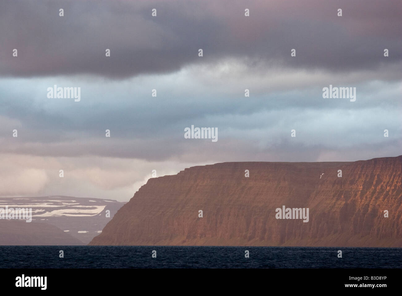 Landschaft des Isafjardardjup, von Isafjördur Island gesehen. Stockfoto