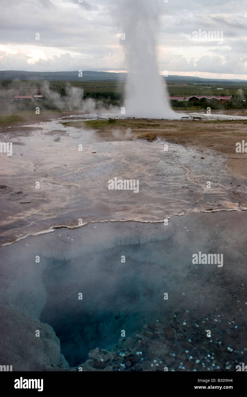 Strokkur Ausbruch im geothermischen Gebiet Geysir, Island Stockfoto
