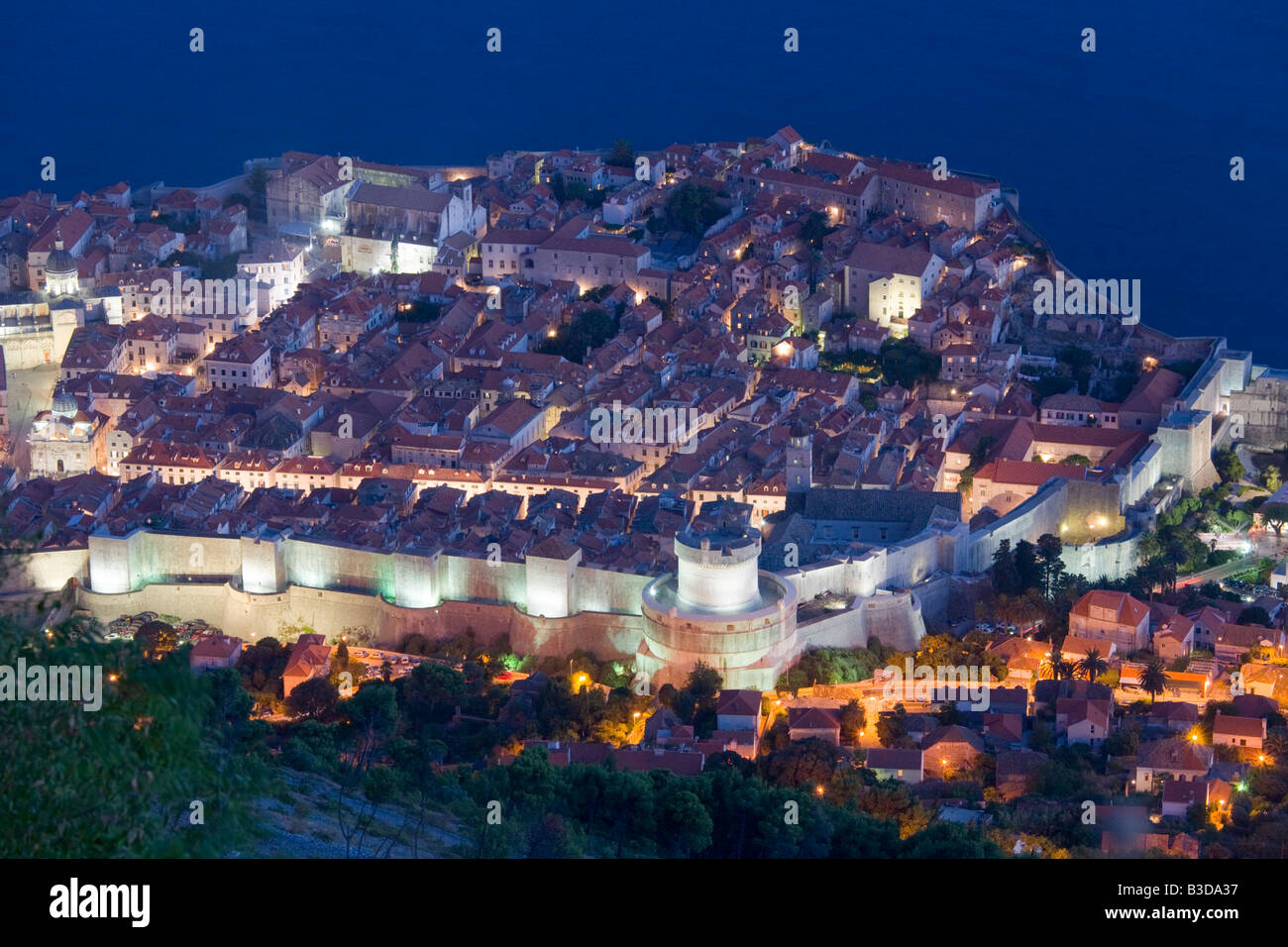 Dubrovnik in Kroatien, Abend- und erhöhten Landschaft Blick auf die Altstadt in der Nähe von Srdj Berg Stockfoto