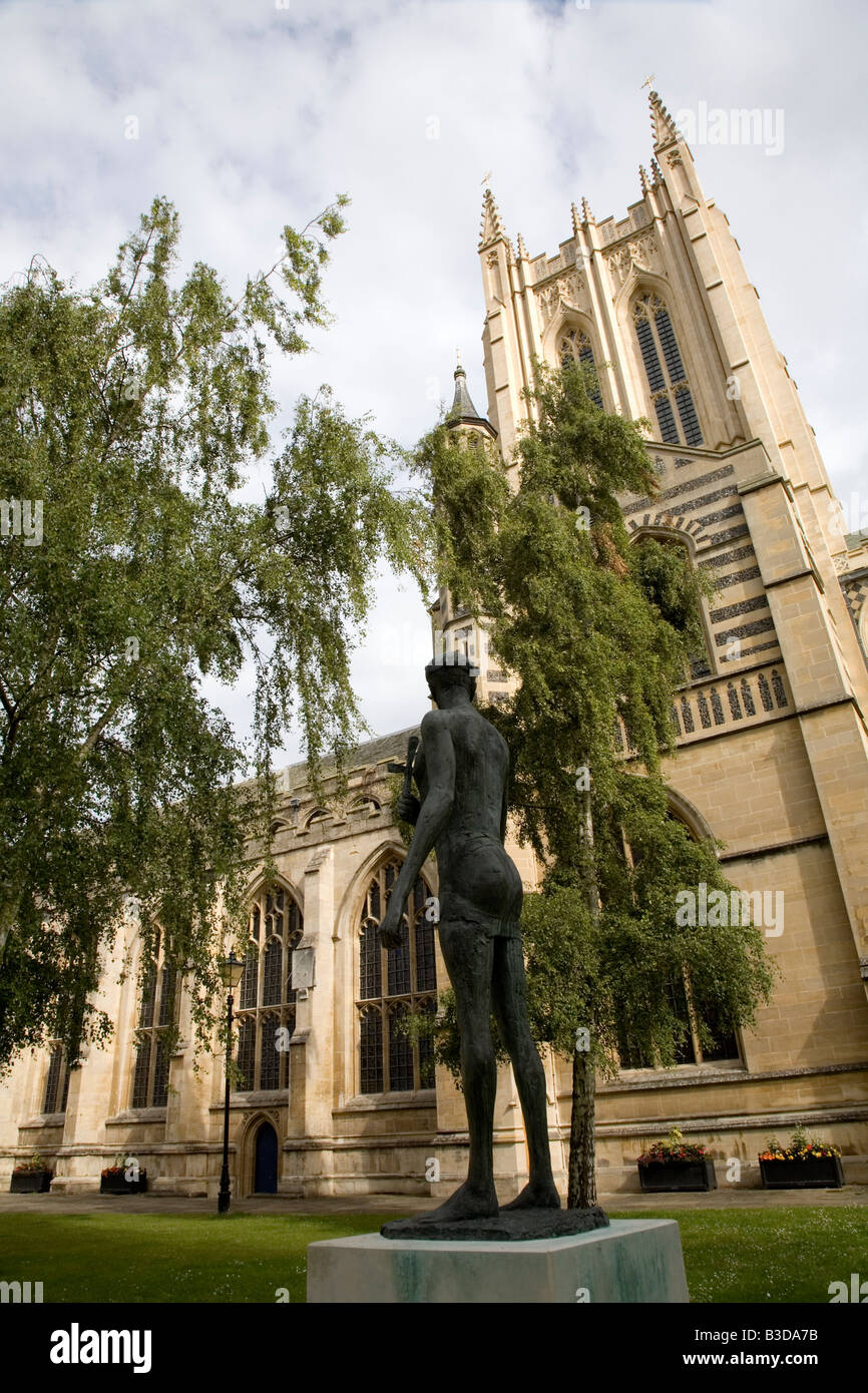 Bury St Edmunds Cathedral mit der Statue des St. Edmund im Vordergrund Stockfoto Bury St Edmunds Cathedral mit der Statue des St. Edmund im Vordergrund Stockfoto