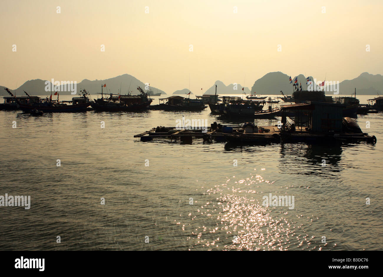 Sonnenuntergang über der Hausboote von Cat Ba Island, Vietnam Stockfoto