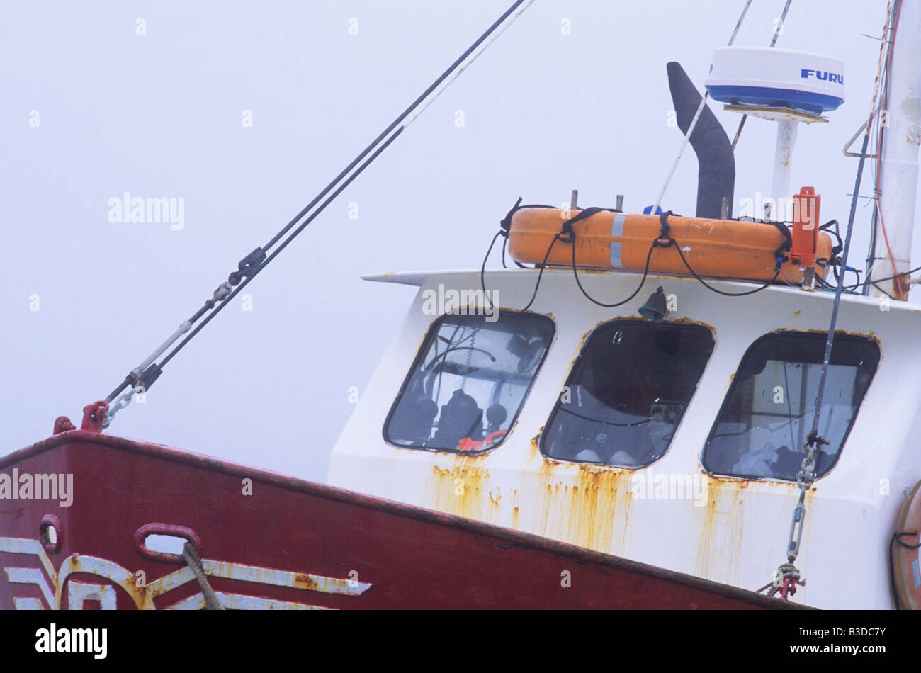 Bogen und Pilot Haus der roten Rumpf Fischerboot im Nebel auf Cape Cod mit Radar und Rettungsinsel Stockfoto