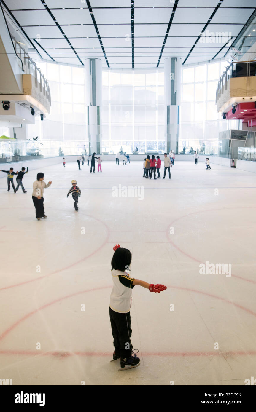 Eisbahn im Elemente-Shopping-Mall in der Union Square Entwicklung in West Kowloon Hong Kong Stockfoto