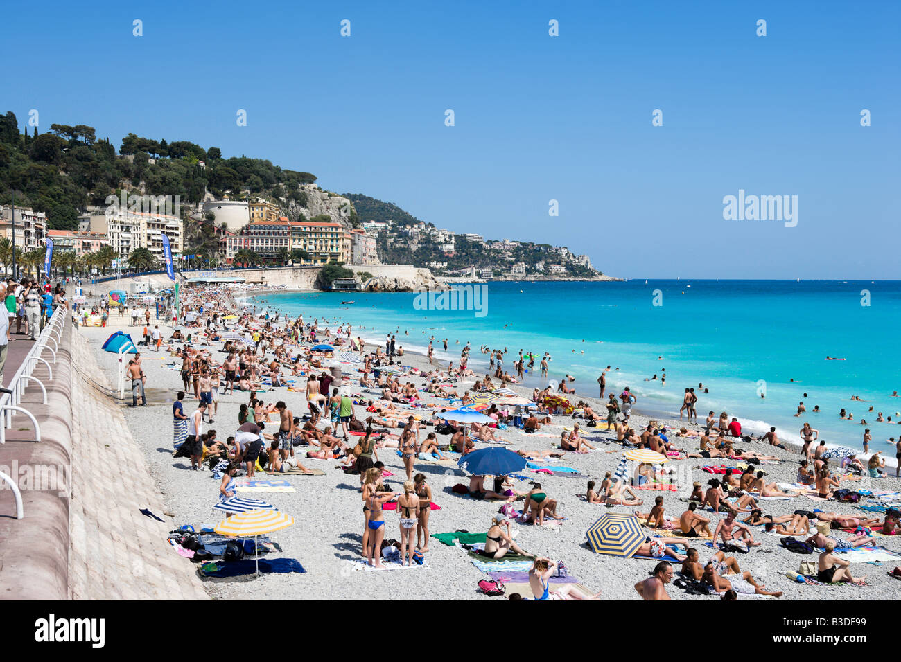 Überfüllten Strand an der Promenade des Anglais, Nizza, Côte d ' Azur, Côte d ' Azur, Frankreich Stockfoto