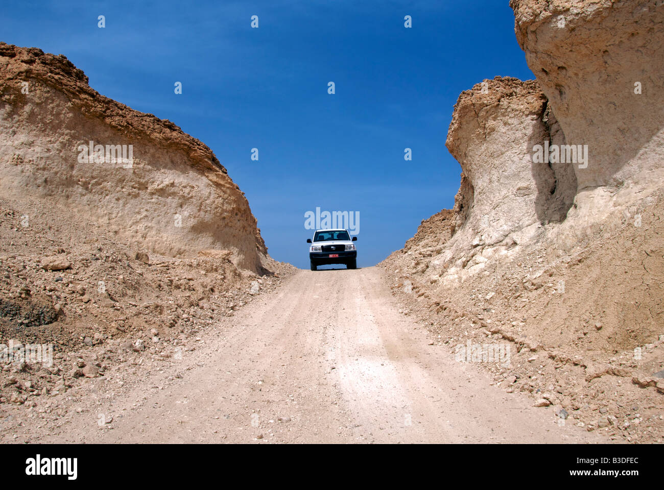 Mit dem Geländewagen fahren Territorium durch stoney Wüste Sharqiya Region Sultanat von Oman Stockfoto