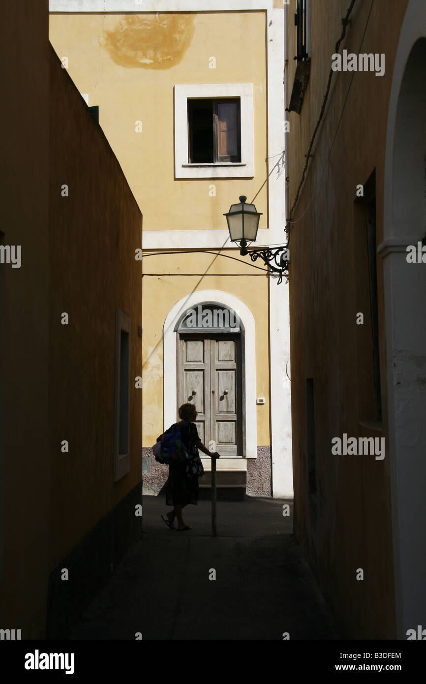 Frau auf der Straße auf der Insel Ventotene, Italien Stockfoto