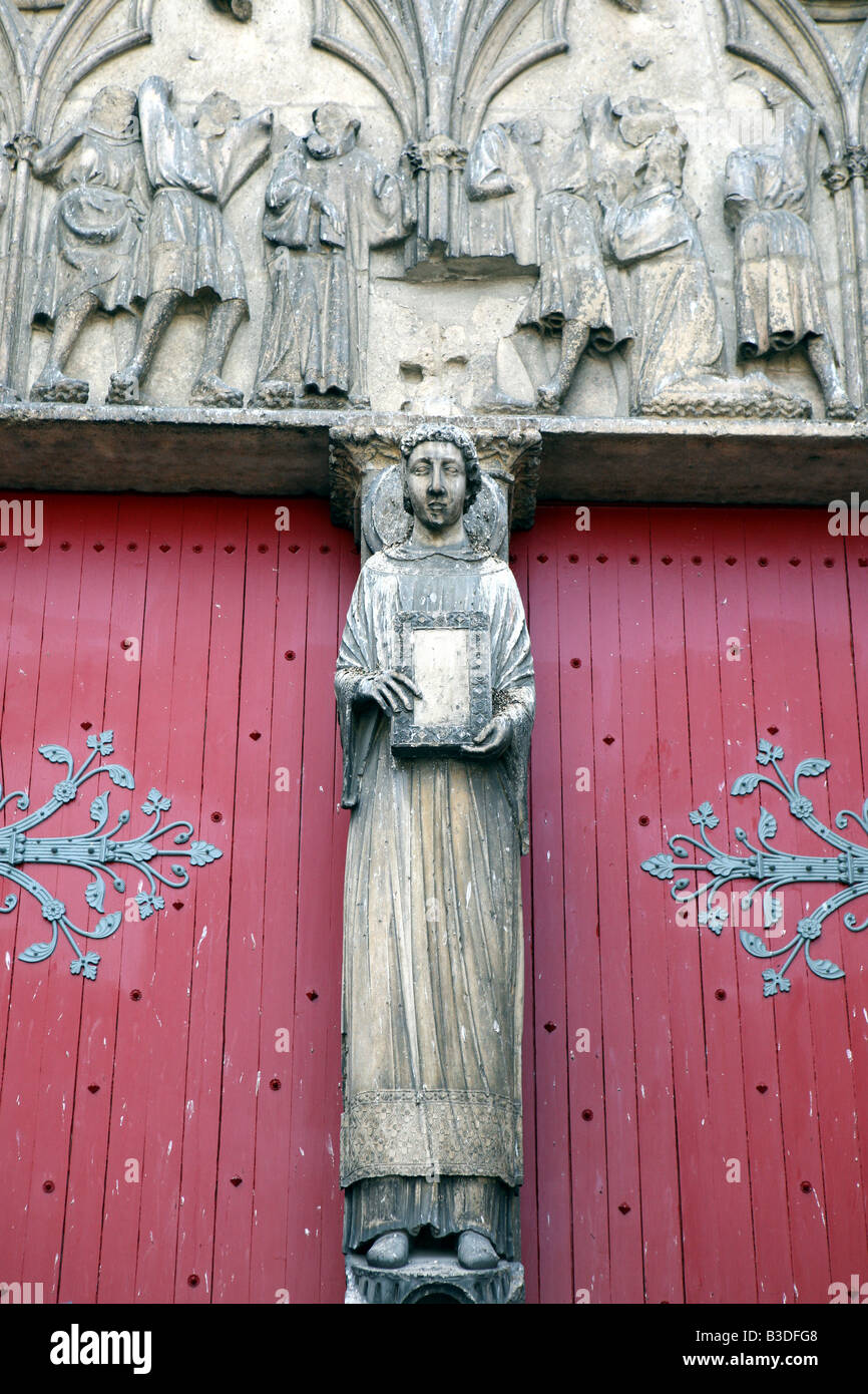 Statue unter dem Tympanon der Kathedrale von Sens Frankreich Europa Stockfoto