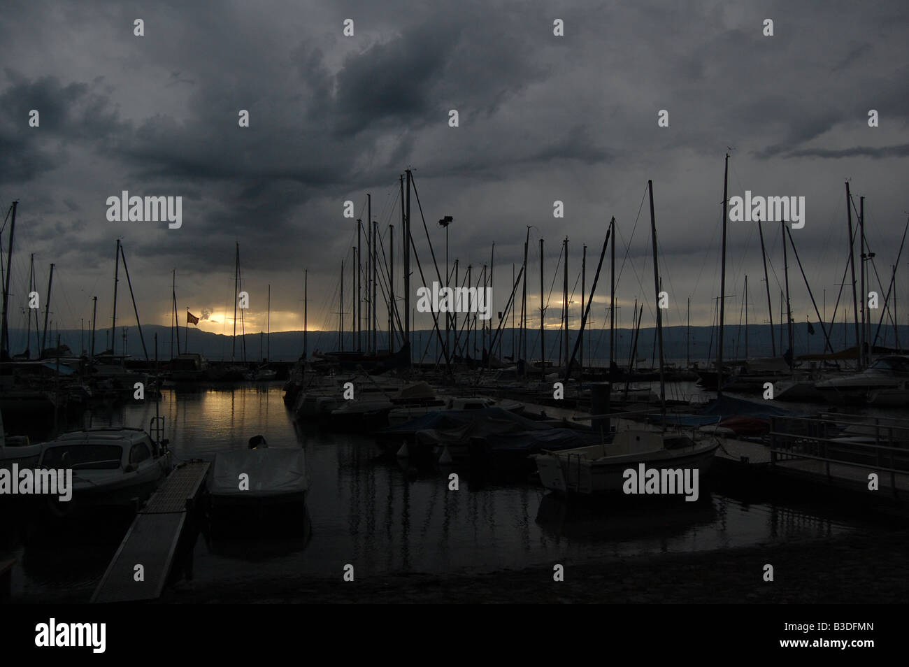 Boote und See bei Sonnenuntergang Stockfoto