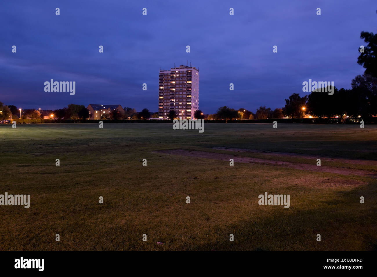 Plowman Turm auf die Northway Estate Marston Oxford in der Nacht Stockfoto