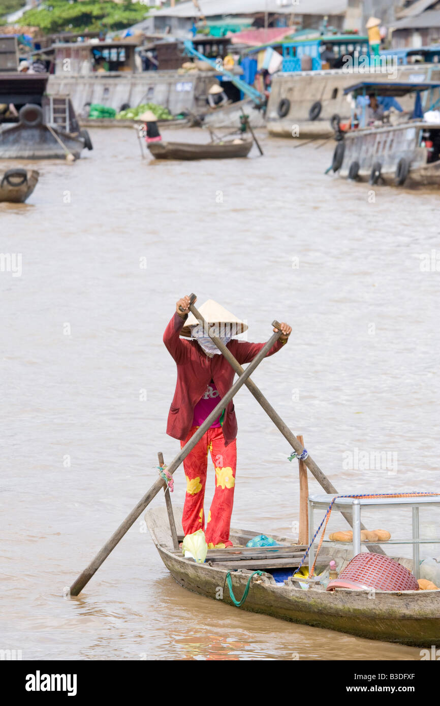 Eine Frau, die in Richtung auf den Markt mit dem Boot auf dem Mekong-Delta, Süd-Vietnam Stockfoto