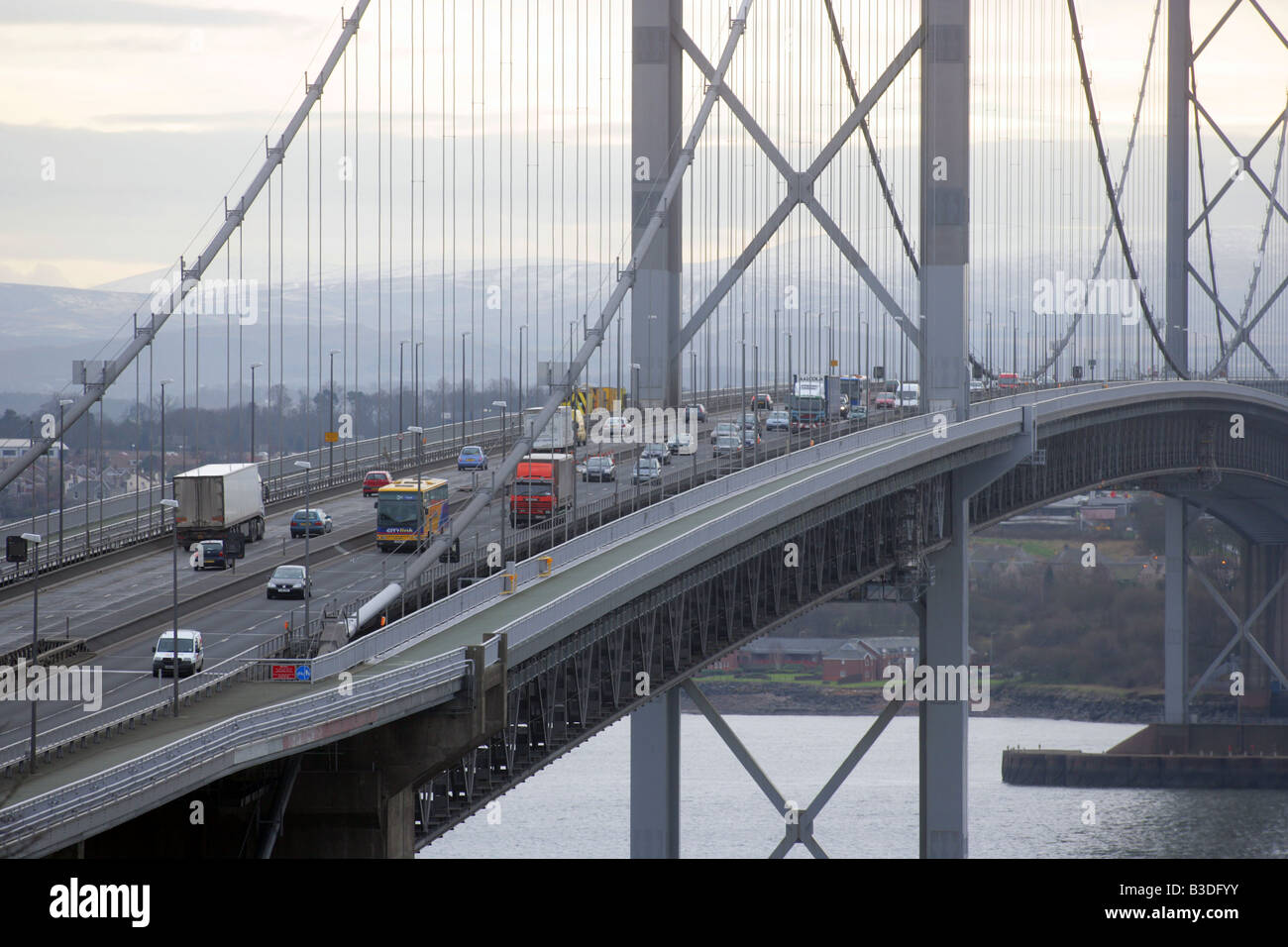 FORTH ROAD BRIDGE ÜBER DEN FLUSS HER AUS EDINBURGH, FIFE, SCHOTTLAND, VEREINIGTES KÖNIGREICH. KORROSIONSPROBLEME PLAGT. Stockfoto
