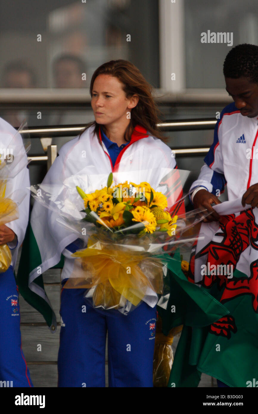Welsh Athlet, Eishockey-Spieler Sarah Thomas, der für Großbritannien bei den Olympischen Spielen 2008 in Peking teilgenommen, feiert in Cardiff Bay Stockfoto