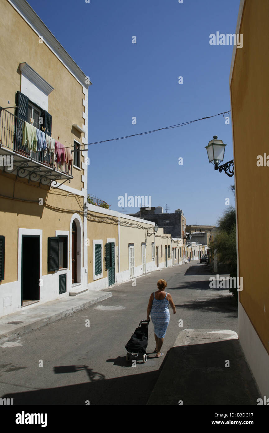 Frau-Shopper auf Straße auf der Insel Ventotene, Italien Stockfoto