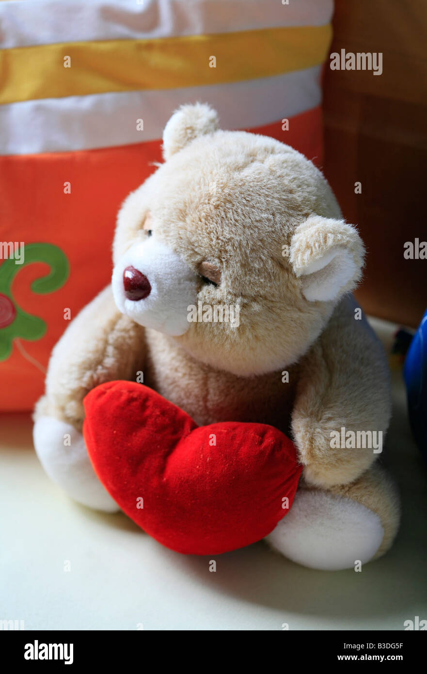 Teddybär mit roten Herzen Stockfoto