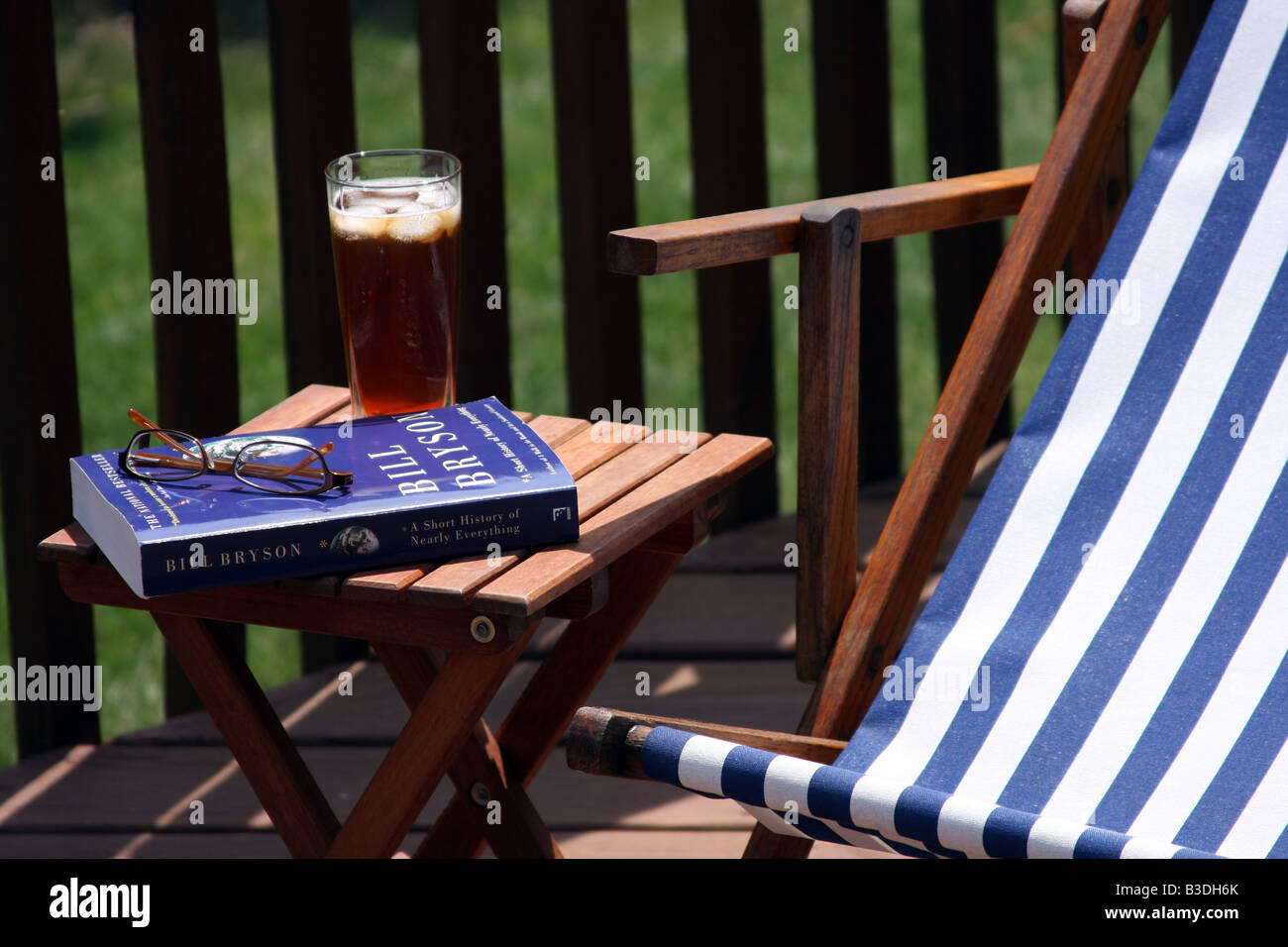 Lesung Bill Bryson s Reise-Buch auf der Terrasse im Sommer Stockfoto