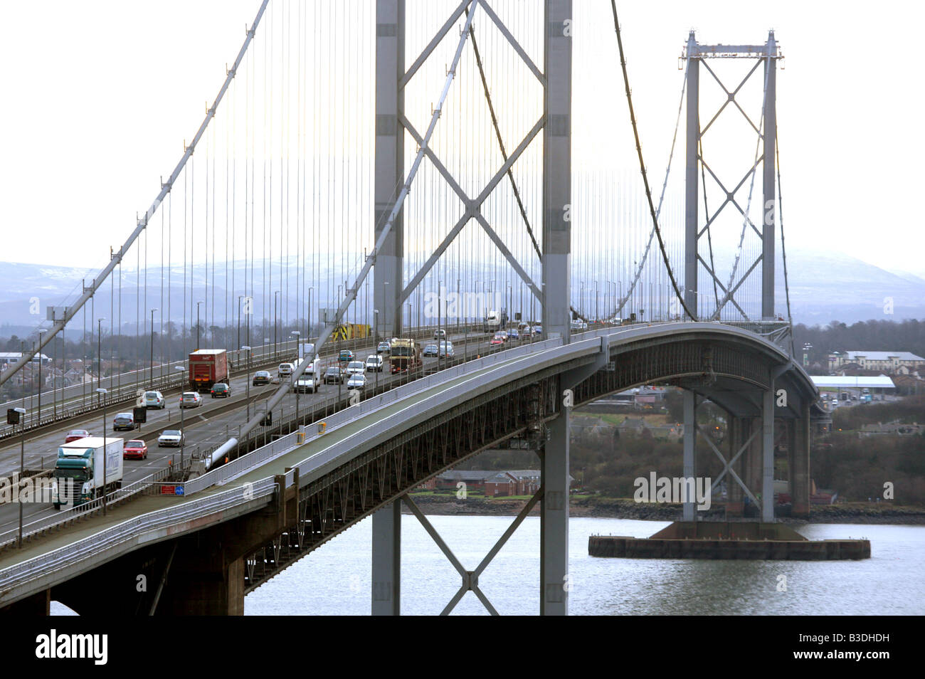 FORTH ROAD BRIDGE ÜBER DEN FLUSS HER AUS EDINBURGH, FIFE, SCHOTTLAND, VEREINIGTES KÖNIGREICH. KORROSIONSPROBLEME PLAGT. Stockfoto