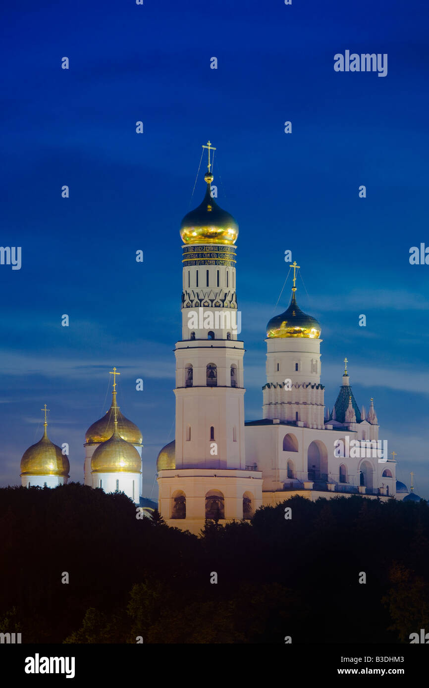 Der Kreml in der Nacht in Moskau Russland. Iwan der große Glockenturm, mit Annahme Glockenturm auf der linken Seite. Stockfoto