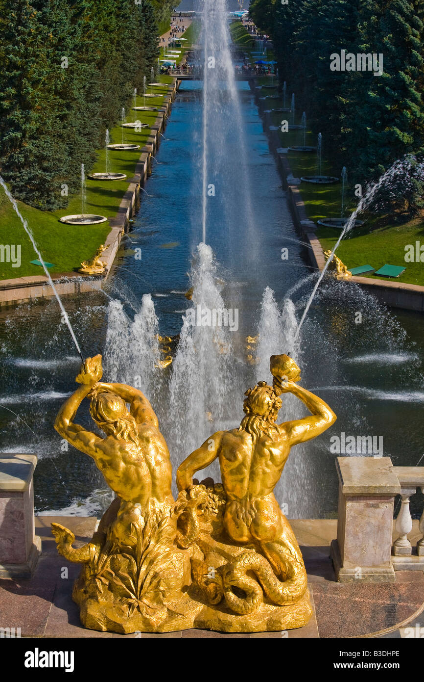 Tritonen Skulptur von Ivan Prokofyev, Schießen Wasser aus ihren Hörnern auf der großen Kaskade Peterhof. Stockfoto