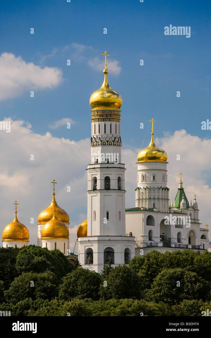 Der Kreml in Moskau Russland tagsüber. Iwan der große Glockenturm, mit Annahme Glockenturm auf der linken Seite. Stockfoto