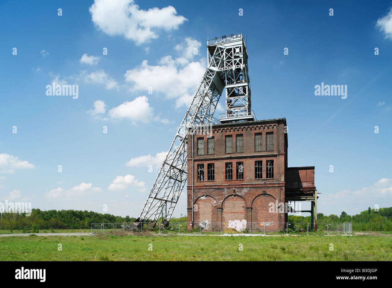 Route der Industriekultur, Dependance Zeche Sterkrade in Oberhausen-Sterkrade, Schachthaus Und Foerderturm, Oberhausen, Ruhrgebiet, NRW Stockfoto