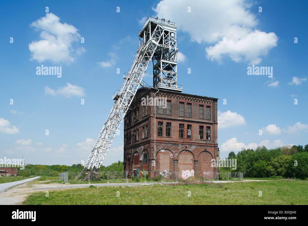 Route der Industriekultur, Dependance Zeche Sterkrade in Oberhausen-Sterkrade, Schachthaus Und Foerderturm, Oberhausen, Ruhrgebiet, NRW Stockfoto