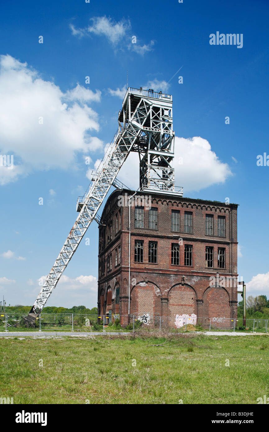 Route der Industriekultur, Dependance Zeche Sterkrade in Oberhausen-Sterkrade, Schachthaus Und Foerderturm, Oberhausen, Ruhrgebiet, NRW Stockfoto