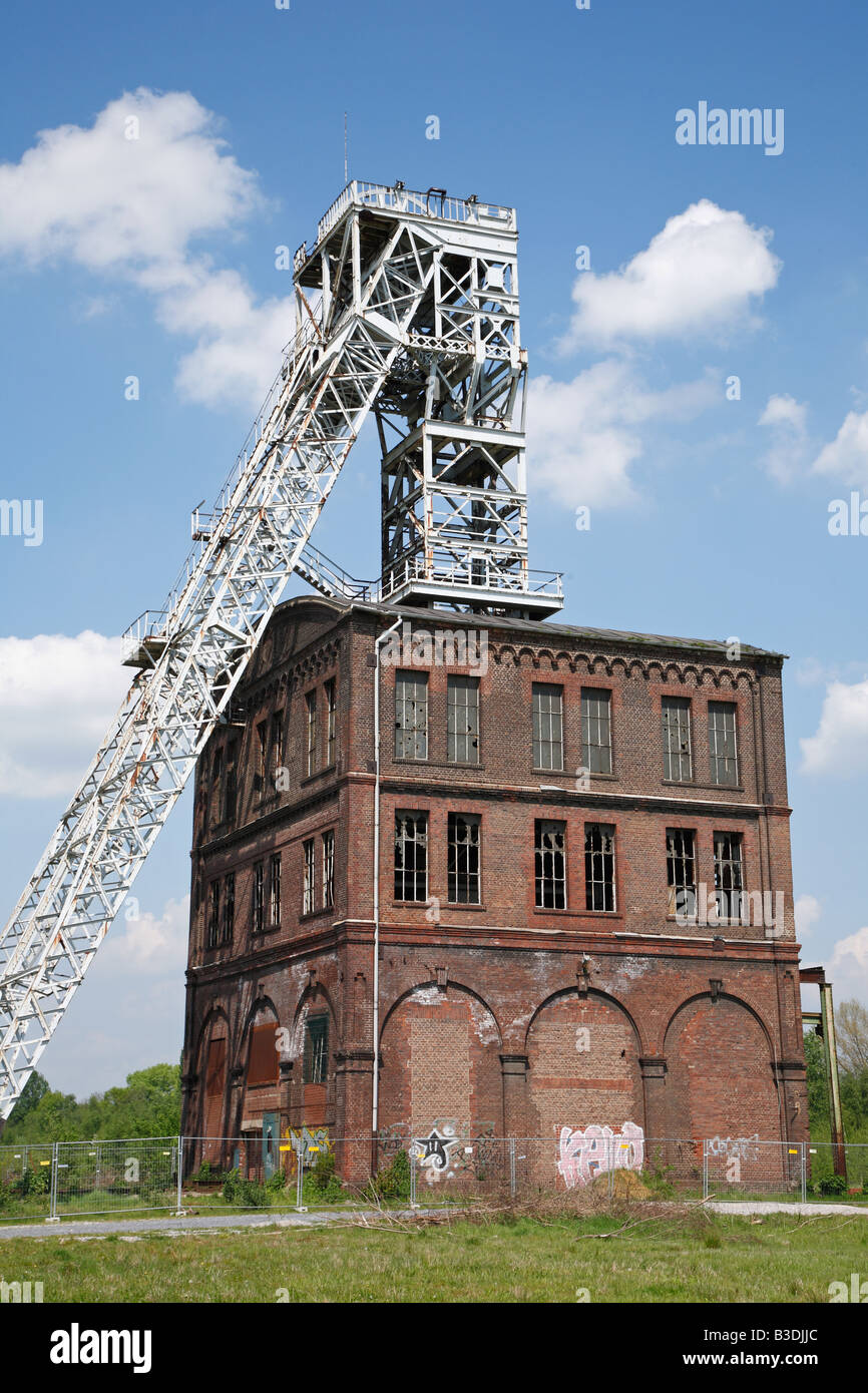 Route der Industriekultur, Dependance Zeche Sterkrade in Oberhausen-Sterkrade, Schachthaus Und Foerderturm, Oberhausen, Ruhrgebiet, NRW Stockfoto