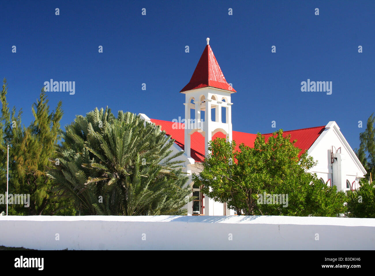 Eine bunte historische Kirche in Cockburn Town, Grand Turk. Stockfoto