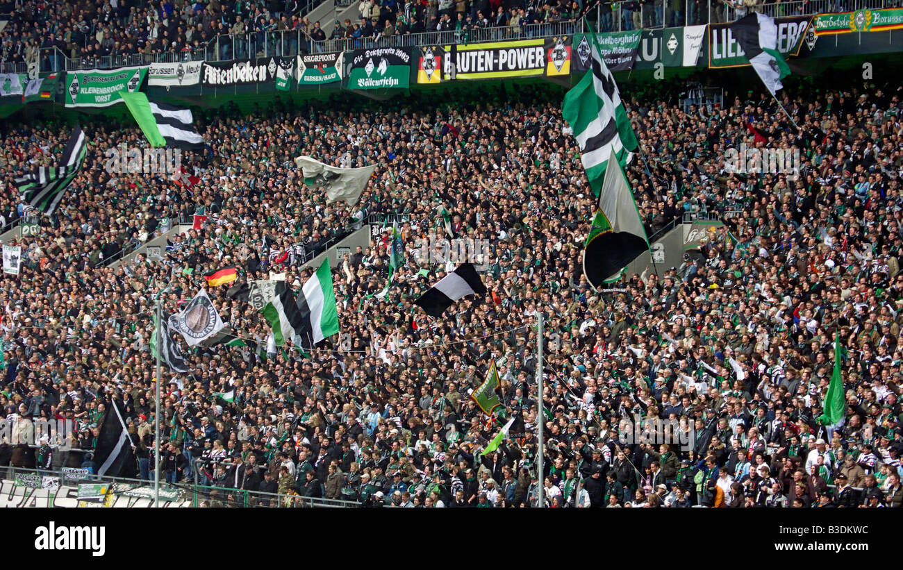 Fußball, 2. Bundesliga 2007/2008, Borussia Moenchengladbach vs. FC St. Pauli 1:0, Stadion Borussia-Park, Zuschauer, fans Stockfoto