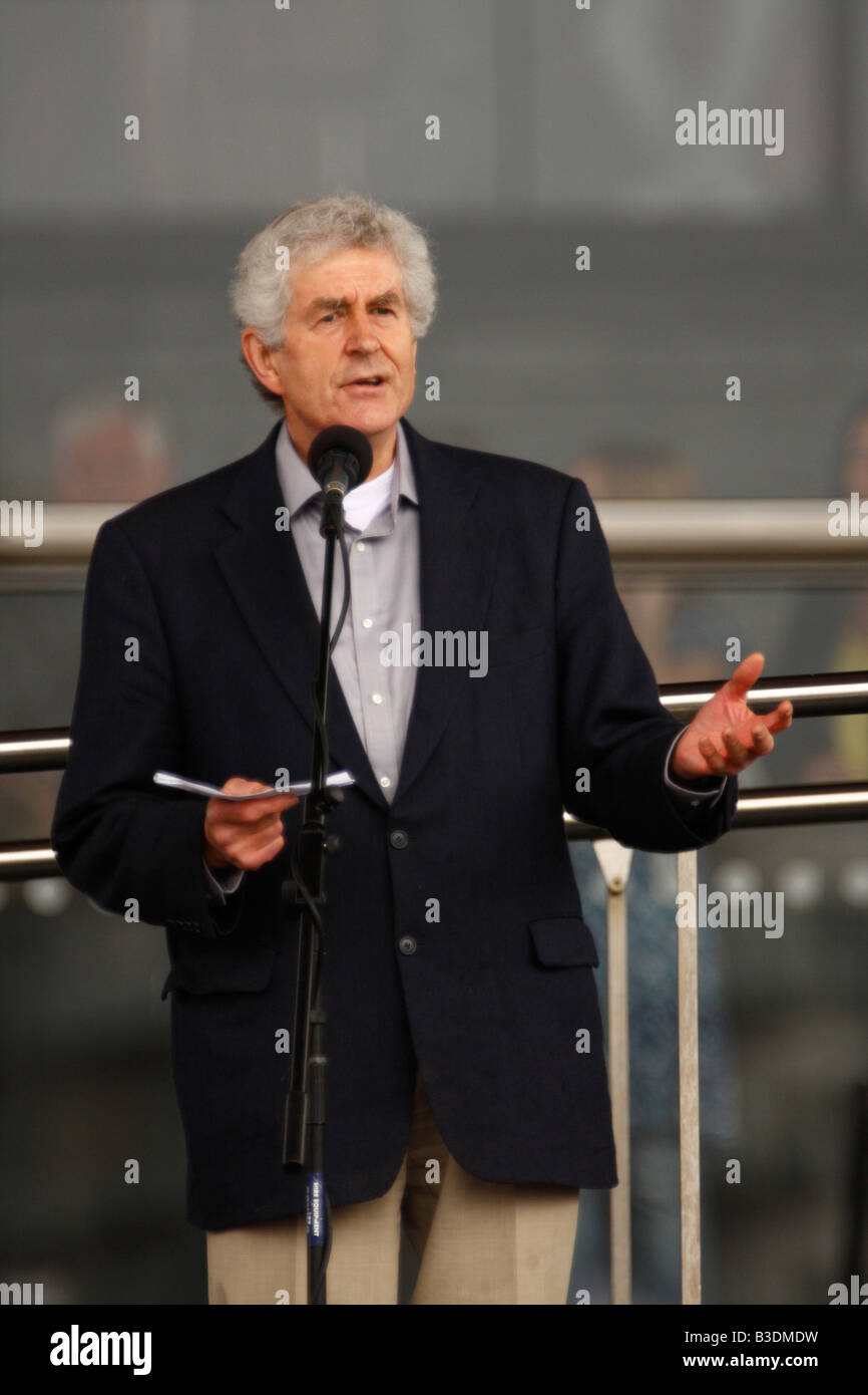 Walisisch erste Minister Rhodri Morgan eine Rede bei der Senedd in Cardiff Bay begrüßen Hause walisische Athleten von den Olympischen Spielen Stockfoto