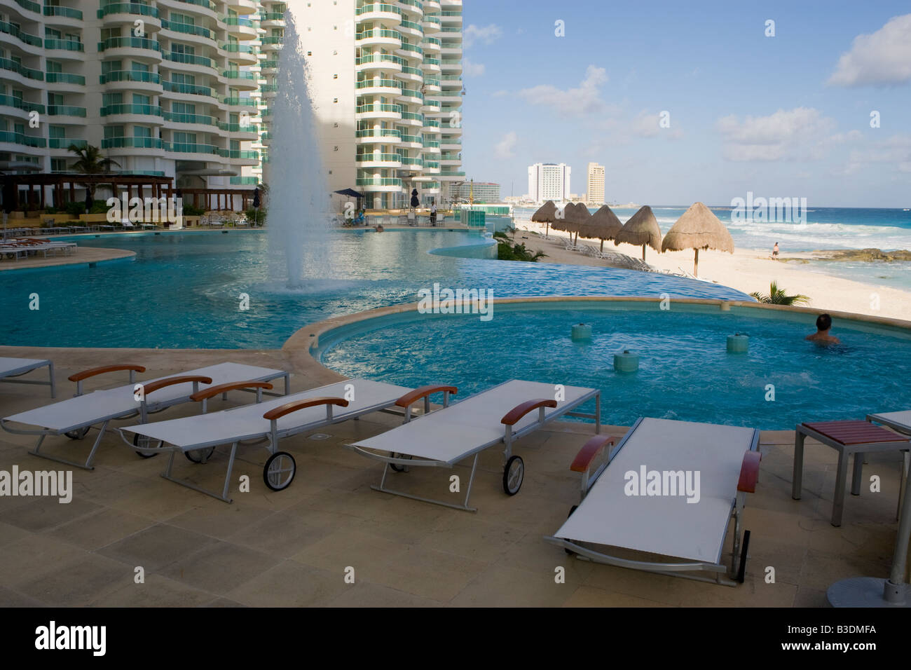 Ein Hotel am Strand von Cancun Mexiko Stockfoto