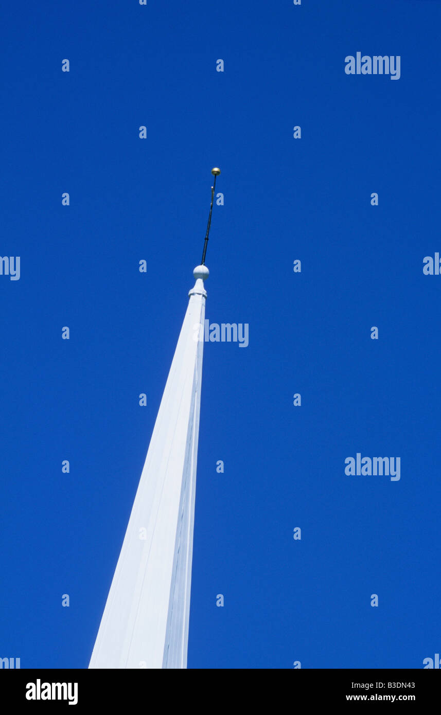 Weiße Kirchturm Turm gegen den tiefblauen Himmel in Sandwich, Cape Cod, MA USA Stockfoto