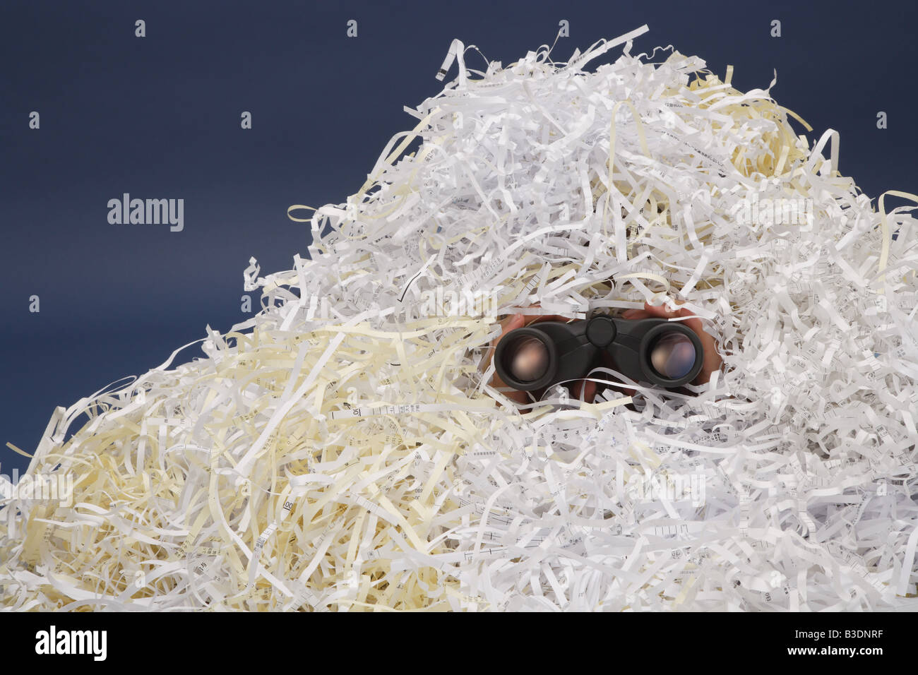 Spionage aus zerfetzten Papierhaufen Stockfoto