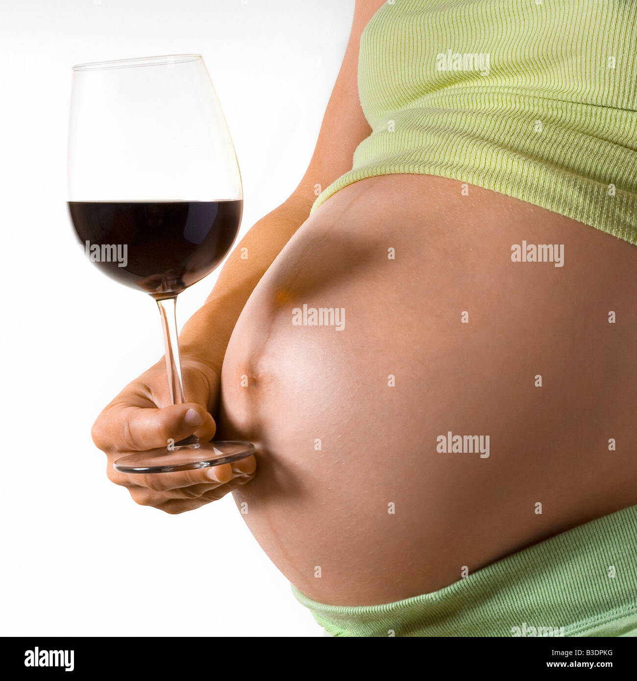 SCHWANGERE FRAU TRINKEN ALKOHOL Stockfoto