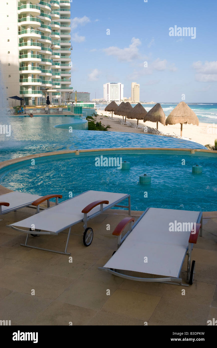 Ein Hotel am Strand von Cancun Mexiko Stockfoto