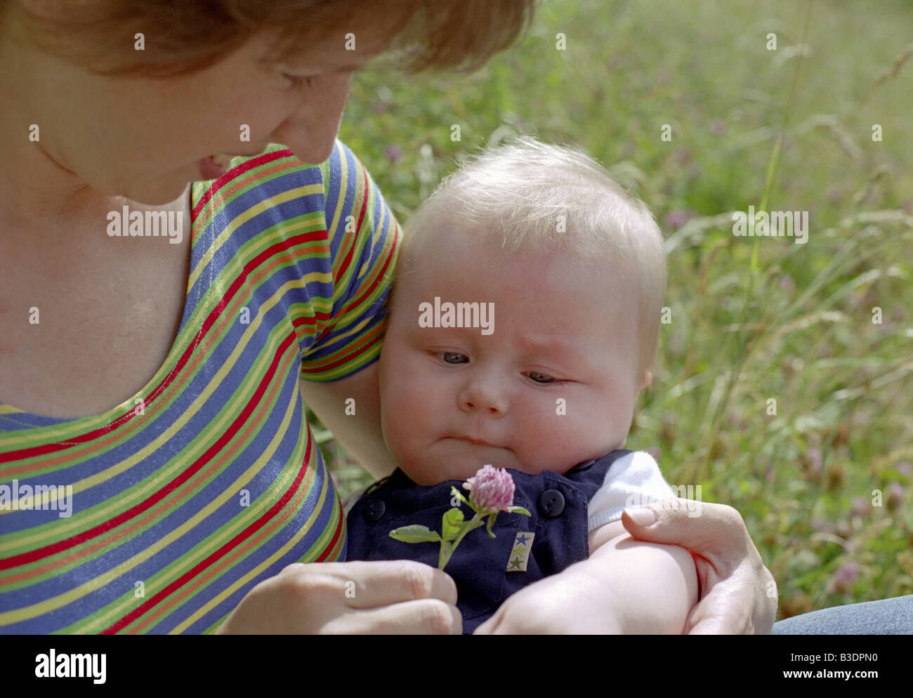 Mutter und Kind spielen auf Rasen Stockfoto