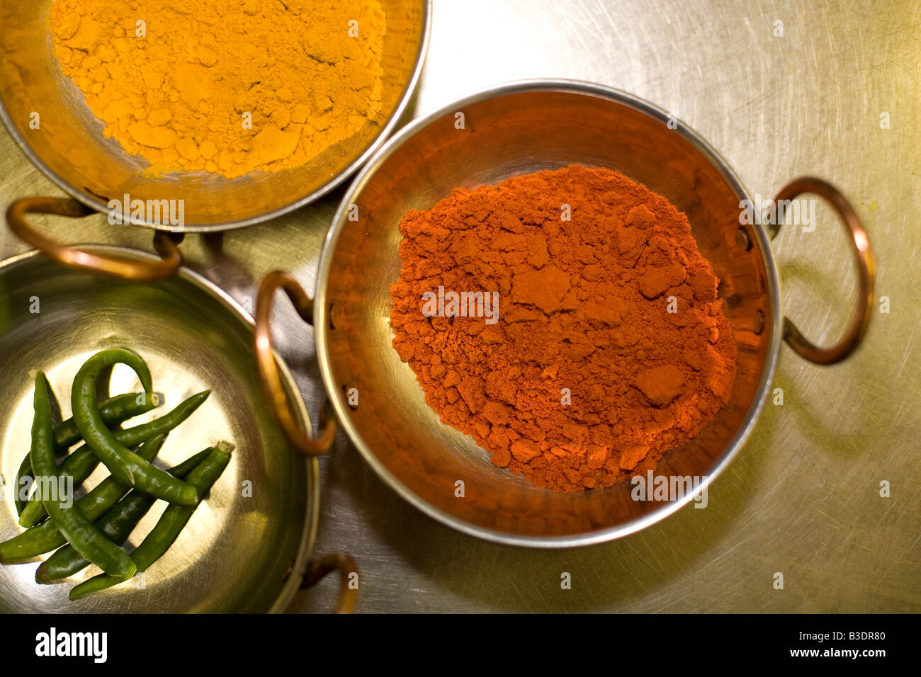 Curry-Pulver in Gerichten in ein indisches restaurant Stockfoto