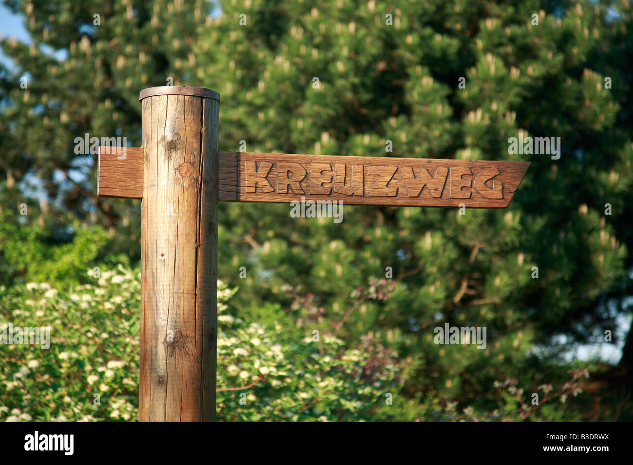 D-Bottrop, Ruhrgebiet, Nordrhein-Westfalen, Bottrop-Fuhlenbrock, Halde Haniel, Wahrzeichen, Wegweiser "Kreuzweg", der Weg des Kreuzes wurde von den Künstlern Tisa von Schulenburg und Adolf Radecki, IBA-Projekt International Building ausstellen Stockfoto