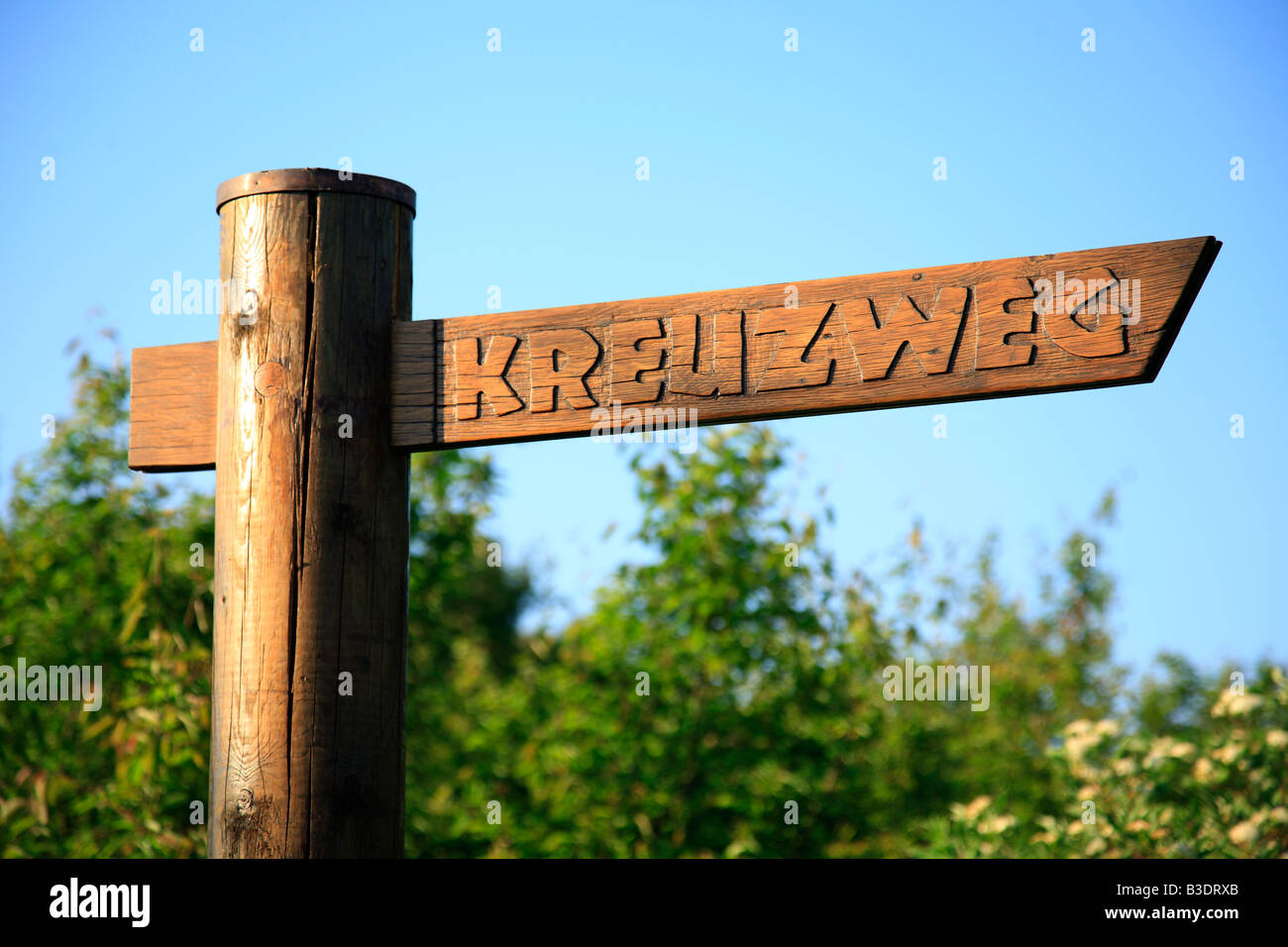 D-Bottrop, Ruhrgebiet, Nordrhein-Westfalen, Bottrop-Fuhlenbrock, Halde Haniel, Wahrzeichen, Wegweiser "Kreuzweg", der Weg des Kreuzes wurde von den Künstlern Tisa von Schulenburg und Adolf Radecki, IBA-Projekt International Building ausstellen Stockfoto