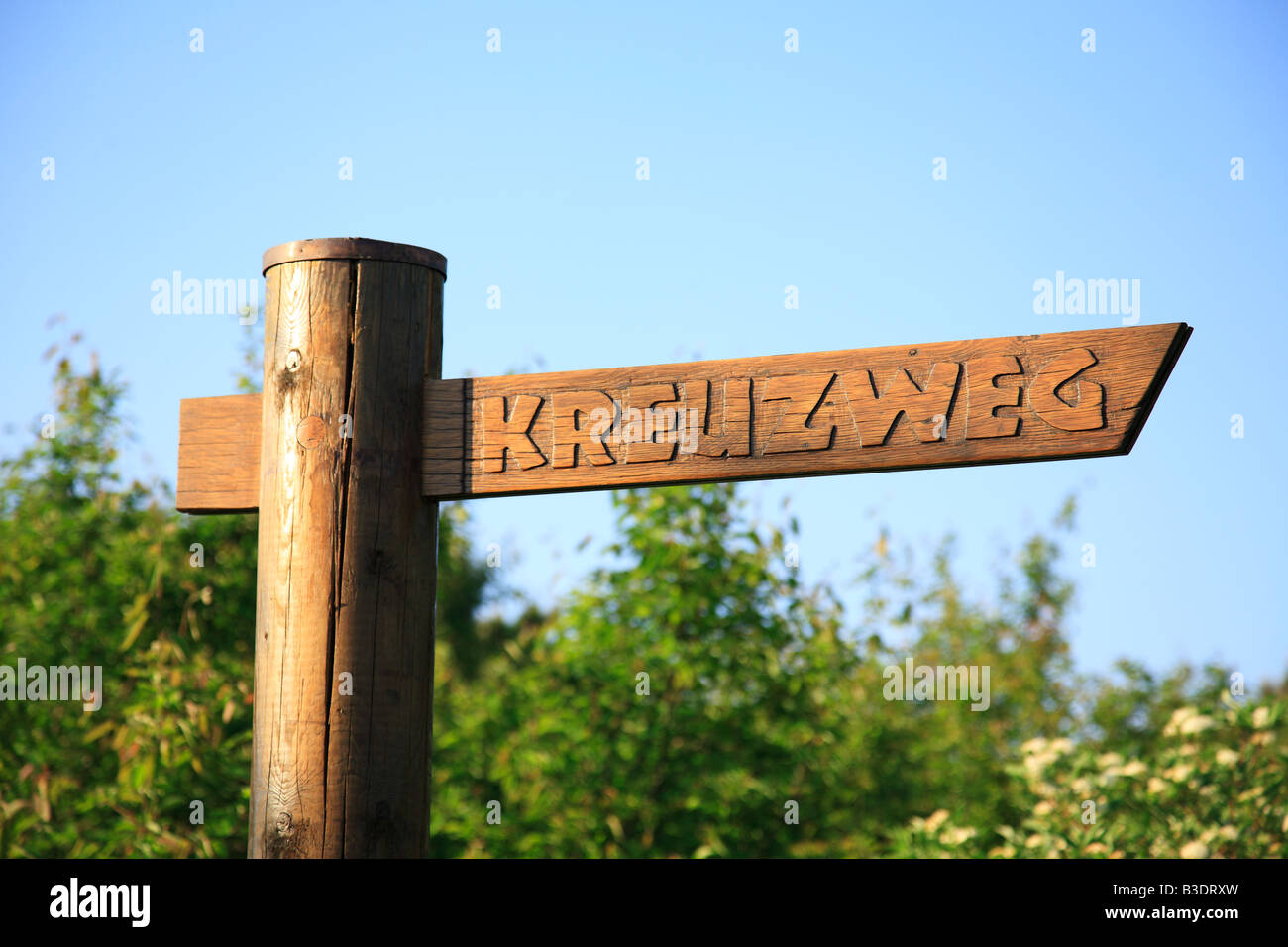 D-Bottrop, Ruhrgebiet, Nordrhein-Westfalen, Bottrop-Fuhlenbrock, Halde Haniel, Wahrzeichen, Wegweiser "Kreuzweg", der Weg des Kreuzes wurde von den Künstlern Tisa von Schulenburg und Adolf Radecki, IBA-Projekt International Building ausstellen Stockfoto