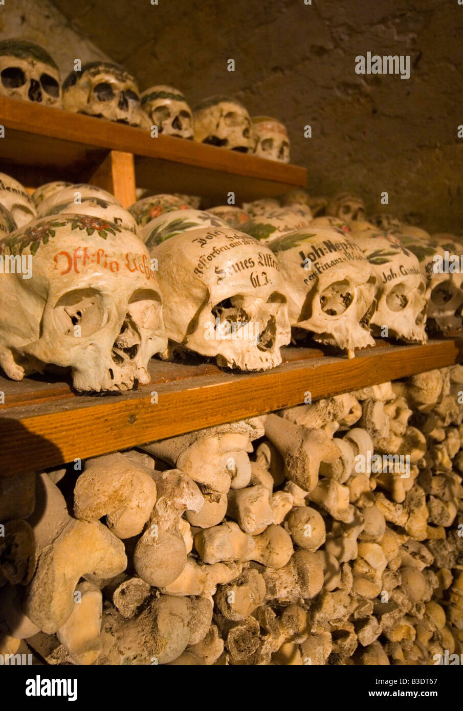 Bemalte Doppelzweier im Beinhaus Hallstatt Österreichs Stockfoto