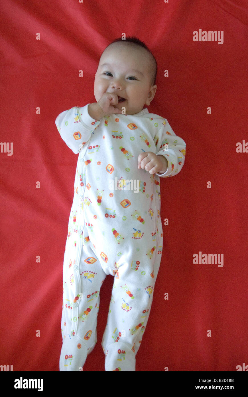 Entzückende Baby Lachen für die Kamera. Stockfoto