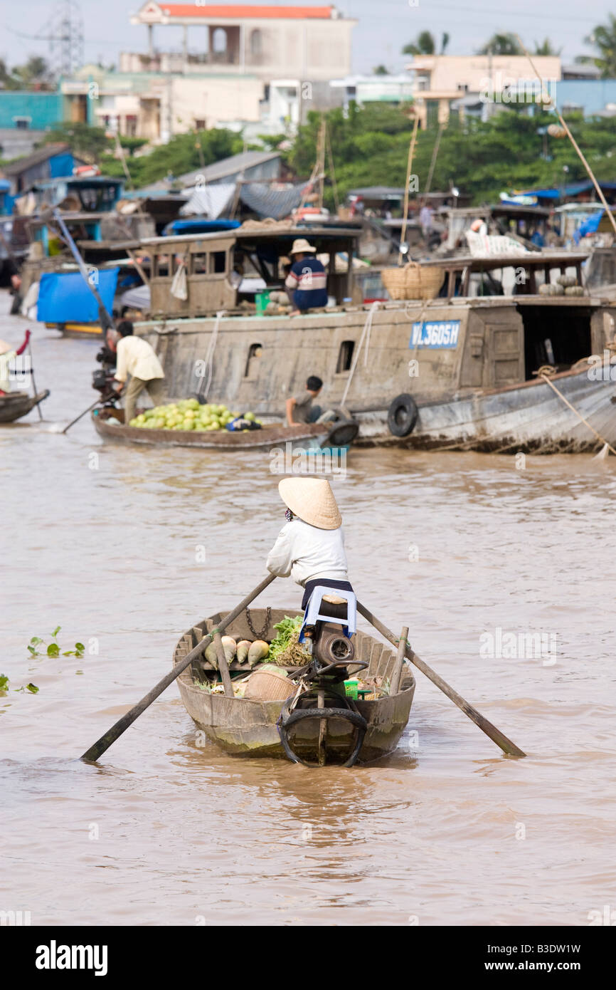Eine Frau, die in Richtung auf den Markt mit dem Boot auf dem Mekong-Delta, Süd-Vietnam Stockfoto